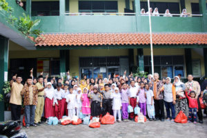 SDN Pancoran Mas 1 Santuni Anak yatim