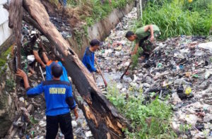 Koramil 01/Pancoran Mas Ajak Warga Bersihkan Saluran Air Antisipasi Banjir