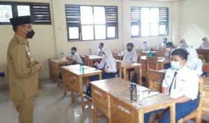 Hari Pertama PTMT, IBH Sidak Ke SMPN 1 Depok