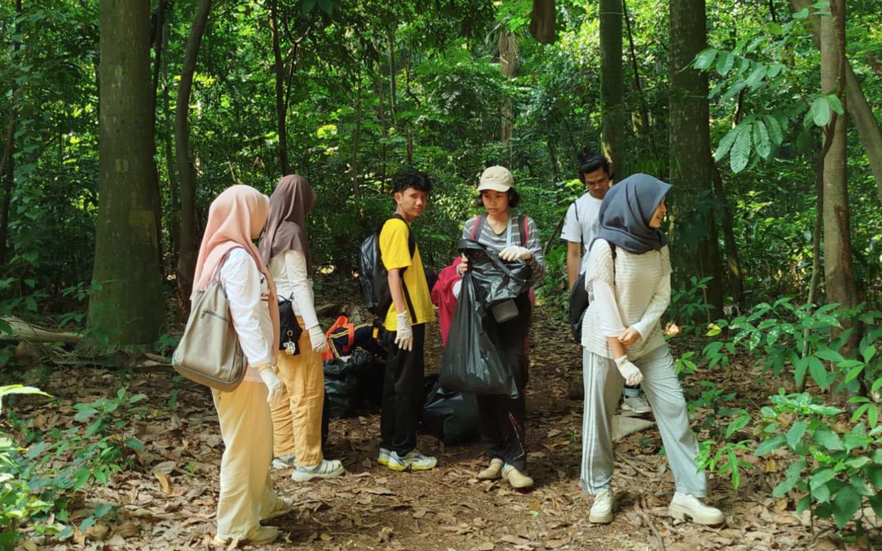 Aksi Bersih di Belantara Hutan Kota UI Incar Sampah Plastik