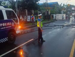 Mobil Box Hantam Tiang Telkom