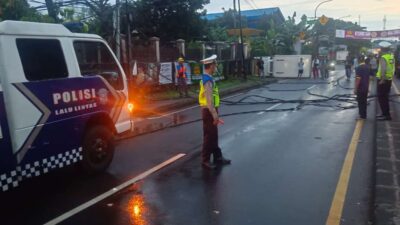 Mobil Box Hantam Tiang Telkom