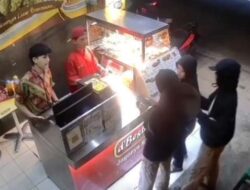 Pesan Makanan Cepat Saji, Seorang Warga Dikalungi Celurit
