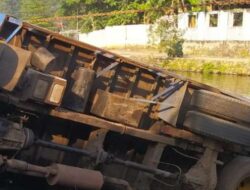 Parkir Pinggir Setu Jatijajar, Truk Muatan Buku SD Terperosok