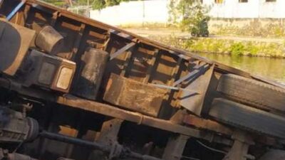 Parkir Pinggir Setu Jatijajar, Truk Muatan Buku SD Terperosok