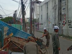 Bawa Palu Godam, Satpol PP Depok Bongkar Bangli