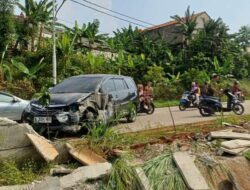 Kehilangan Kendali, Pengemudi Mobil Tabrak Tembok Pembatas Pintu Tol Krukut