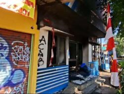 Dipukul Mundur Petugas, Massa Bakar Pospol Lantas Polsek Cimanggis