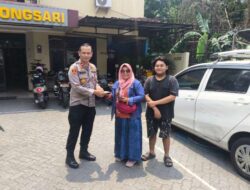 Kapolsek Bojongsari Serahkan Kembali Mobil Korban Penipuan