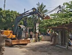 Pakai Excavator, Bangunan Liar Citayam Dibongkar Satpol PP