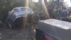 Banting Stir, Mobil Terjun Bebas ke Kali