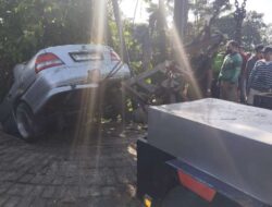 Banting Stir, Mobil Terjun Bebas ke Kali