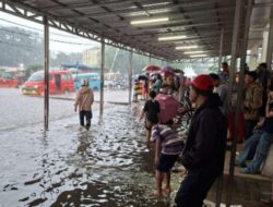 Imbas Curah Hujan Tinggi, Area Depan Stasiun Depok Tergenang Air