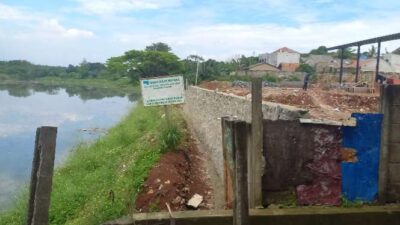 Diduga Tak Punya Rekomtek dari BBWSCC, Bangunan Komersil Berdiri Disisi Situ Pengarengan