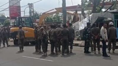 Kembalikan Fungsi Trotoar, Satpol PP Depok Bongkar Puluhan Bangli