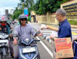 Gandeng Polres Metro Depok, PT Karabha Berbagi Ratusan Paket Takjil